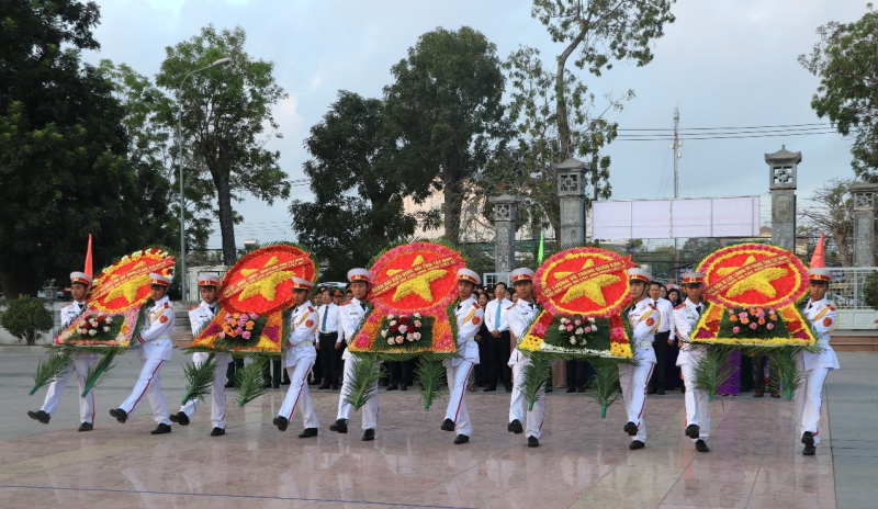 Lãnh đạo tỉnh Tây Ninh dâng hương, dâng hoa tưởng niệm các anh hùng liệt sĩ