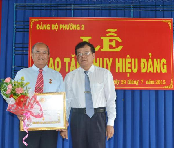 Đảng bộ Phường 2 (Thành phố Tây Ninh): Trao huy hiệu Đảng cho đảng viên lão thành 