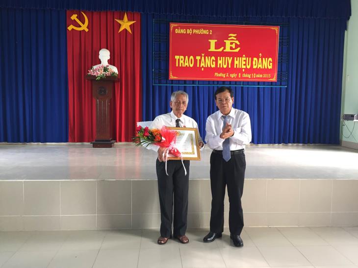 Đồng chí Phạm Văn Tân – Ủy viên Ban thường vụ Tỉnh ủy, Bí thư Thành ủy Tây Ninh trao huy hiệu 65 năm và 30 năm tuổi cho đảng viên