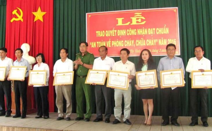 Trao quyết định công nhận đạt chuẩn an toàn về phòng cháy, chữa cháy năm 2016