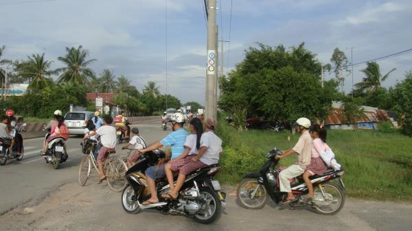 Rất nhiều phụ huynh vi phạm đưa đón con em không đội mũ bảo hiểm  tại 02 Trường THCS và Tiểu học An Thạnh huyện Bến Cầu