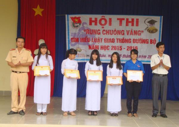 Trường THPT Tân Châu tổ chức Hội thi Rung chuông vàng tìm hiểu Luật giao thông đường bộ năm học 2015- 2016