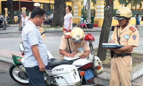 Từ đầu 2017, CSGT sẽ xử phạt người đi xe máy không sang tên đổi chủ. 