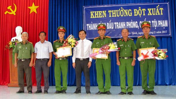 Thành phố khen thưởng đột xuất chuyên án triệt phá đối tượng mua bán, tàng trữ trái phép vũ khí quân dụng