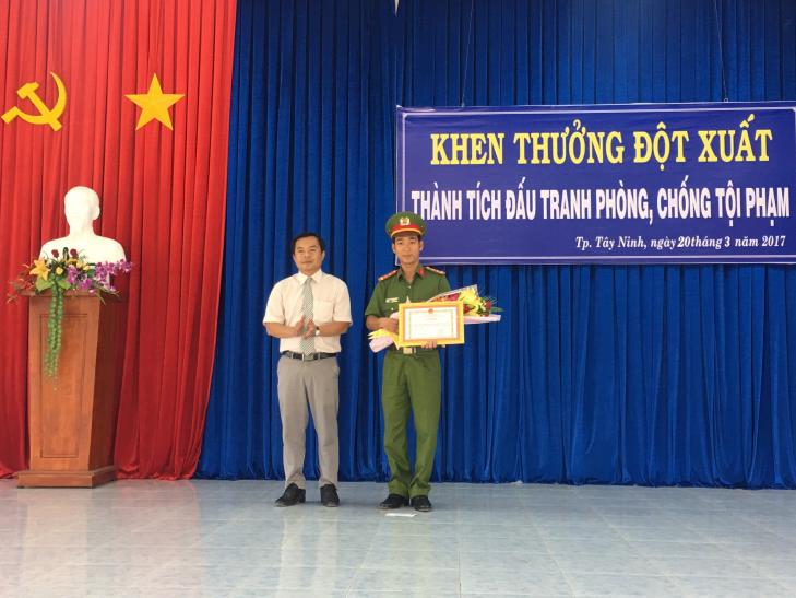 Chủ tịch UBND thành phố khen thưởng đột xuất cho Đội Cảnh sát Điều tra tội phạm về ma túy, Công an thành phố