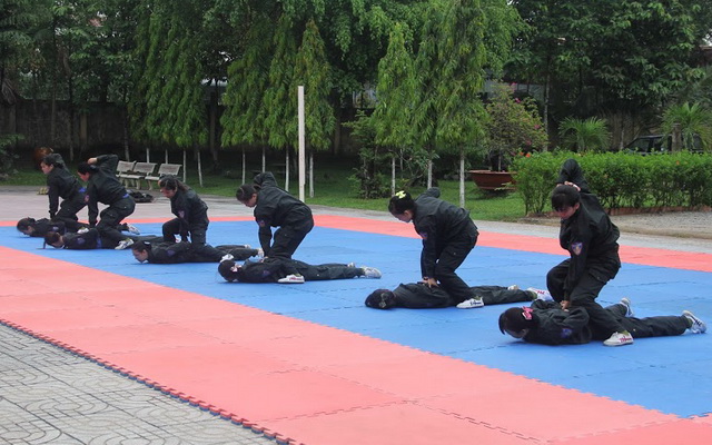 Huấn luyện nữ cán bộ, chiến sĩ làm nhiệm vụ giải tán đám đông gây rối ANTT 