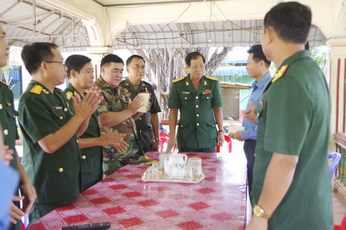 Bộ CHQS Tây Ninh: Thăm các Đội K70, K71 làm nhiệm vụ trên Vương quốc Campuchia 