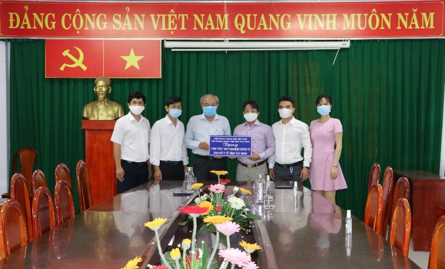 Sở Y tế Tây Ninh tiếp nhận 1.000 bộ test xét nghiệm Covid-19  