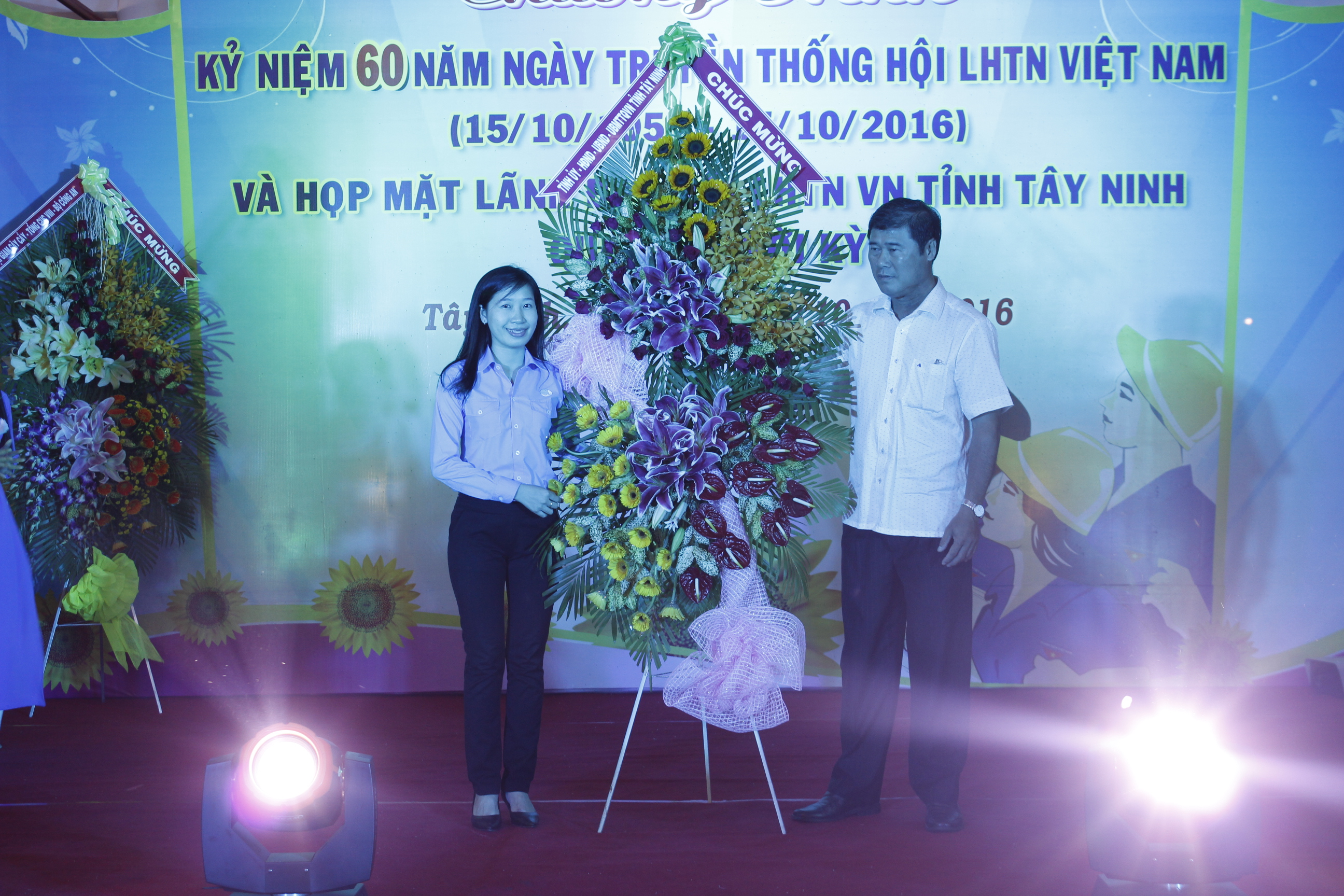 Anh 1. Ong Tran Van Chien - Pho Chu tich UBND tinh tang lang hoa chuc mung Hoi LHTN Viet Nam tinh Tay Ninh.jpg