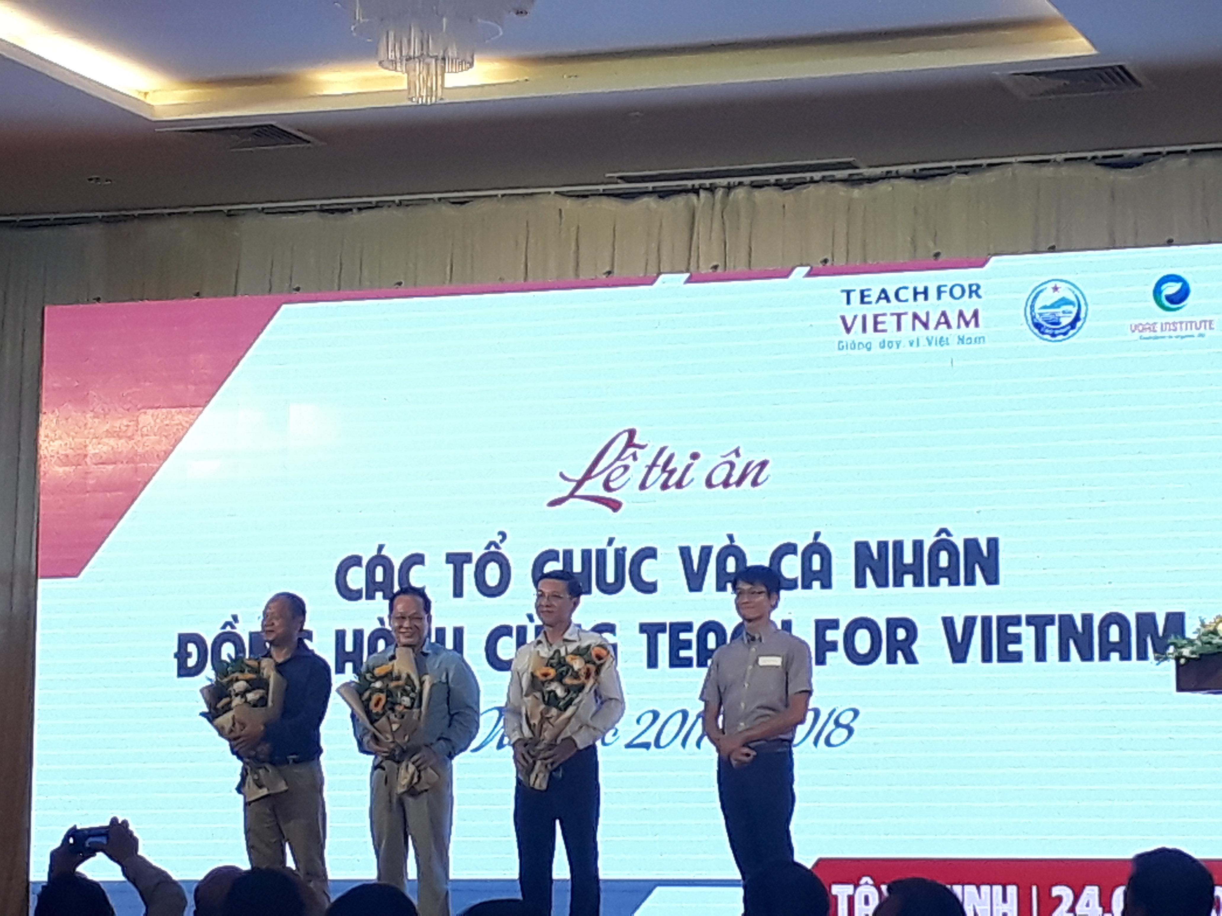 Anh nhom TFV trao hoa cam on cac nha tai tro.jpg