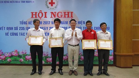 Dung-PCT Ngoc khen thuong HN_2.JPG