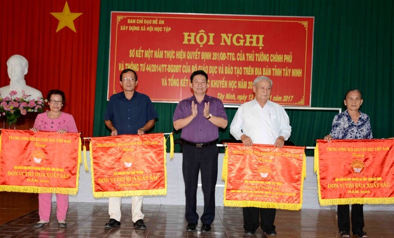 Hinh anh PCT Thanh Ngoc trao co thi dua xuat sac do TW hoi khuyen hoc VN tặng các đơn vị.jpg