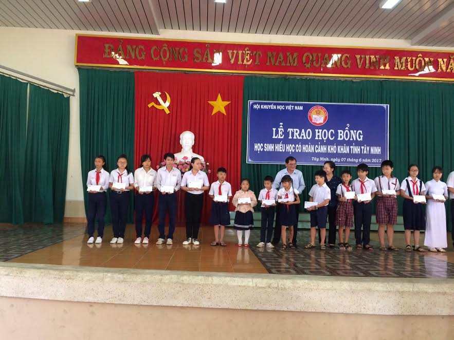 Hinh ảnh Chu tich Hoi Khuyen hoc Viet Nam va Ong NGuyen Minh Tan - Phó Bi thu Thuong truc Tỉnh trao học bổng cho hoc sinh.jpg