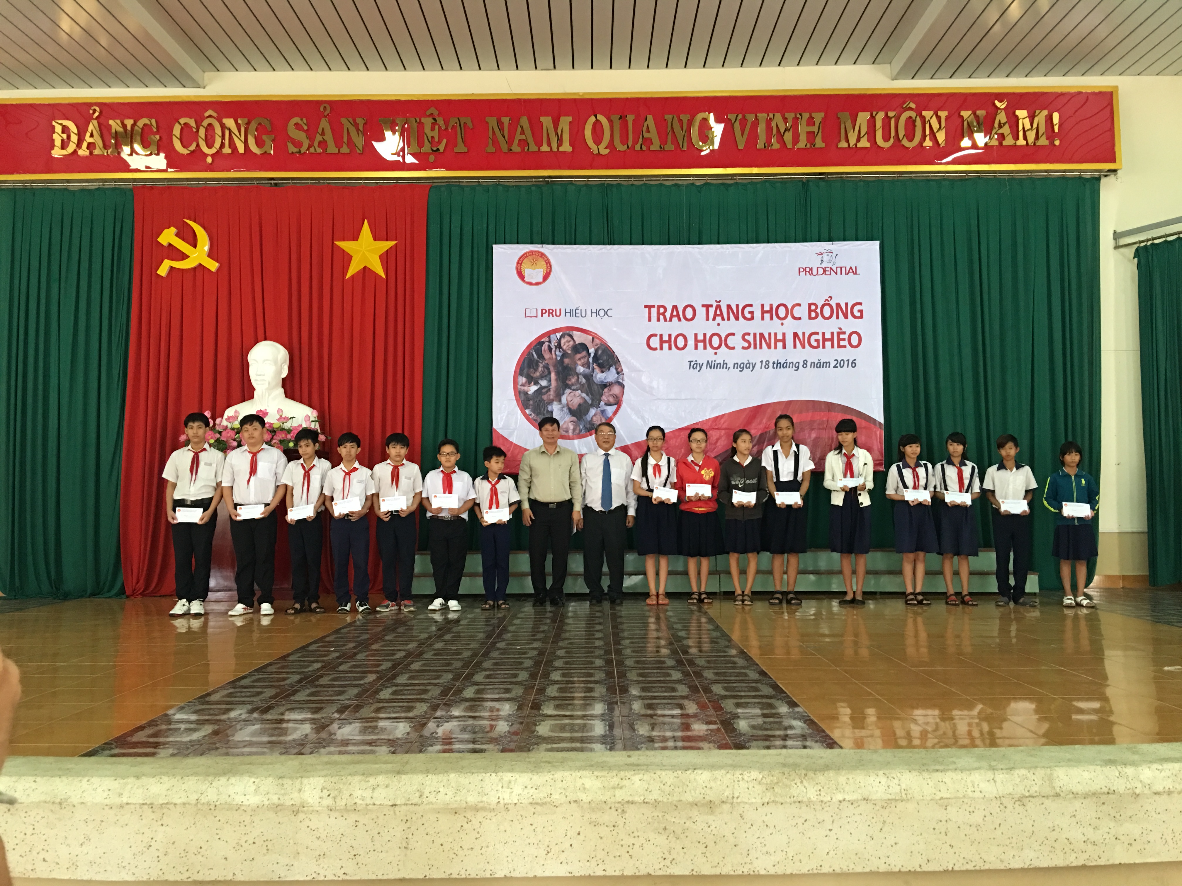 Nhung_18.8.2016_Hội Khuyến học tỉnh trao học bổng Prudential.JPG