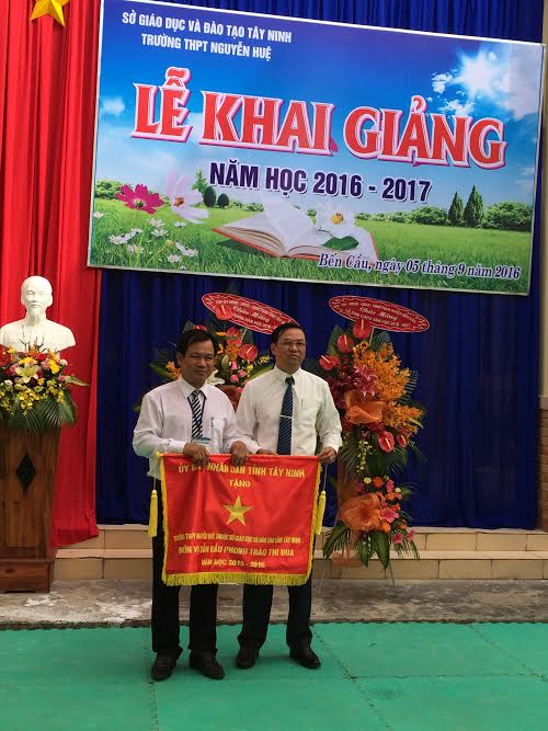 hinh3 anh PCT Thang trao co thi dua cho truong THPT Nguyen Hue.jpg