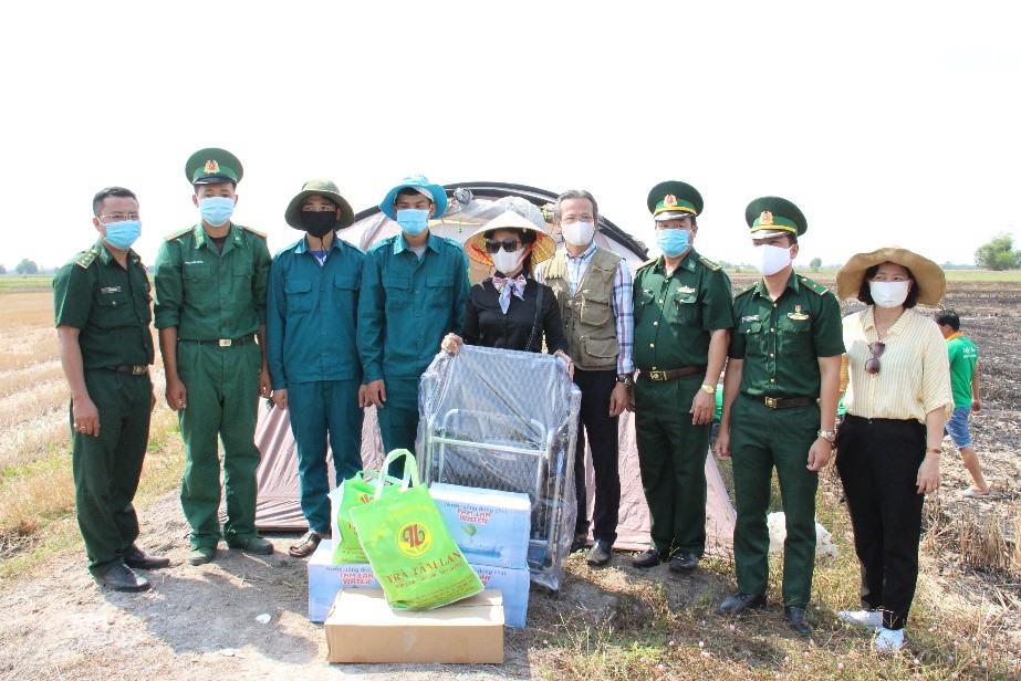 Lãnh đạo Bộ chỉ huy Bộ đội Biên phòng tỉnh thăm, động viên các điểm chốt chăn kiểm soát ngăn chặn dịch bệnh Covid-19 tuyến biên giới