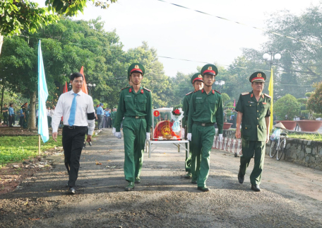 Viếng nghĩa trang liệt sĩ, truy điệu và an táng hài cốt liệt sĩ