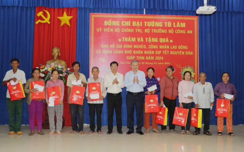 Bộ Trưởng Bộ Công an thăm, tặng quà tết cho người nghèo, công nhân lao động tại Tây Ninh