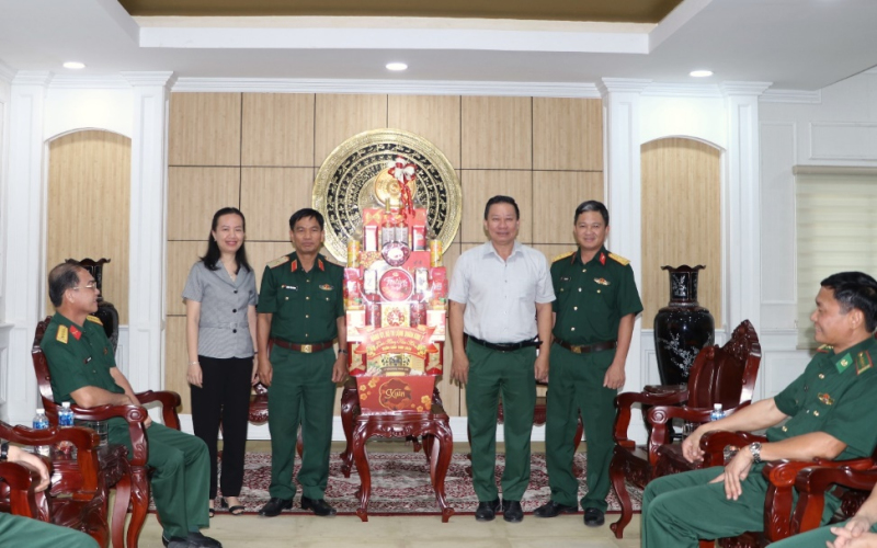 Bộ Tư lệnh Quân khu 7 thăm và chúc Tết tại UBND tỉnh Tây Ninh