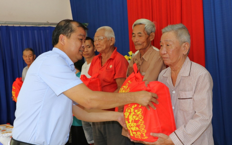 Phó Chủ tịch Thường trực UBND tỉnh Võ Đức Trong trao quà Tết cho người dân huyện Tân Châu và huyện Tân Biên