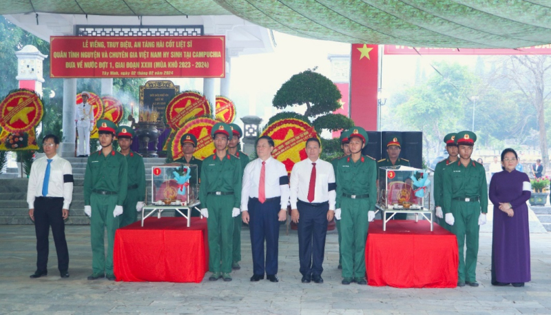 Viếng, truy điệu và an táng hài cốt liệt sĩ quân tình nguyện và chuyên gia Việt Nam hy sinh tại Campuchia về Nghĩa trang liệt sĩ Tân Biên