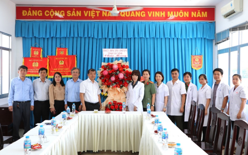 Phó Chủ tịch Thường trực UBND tỉnh thăm, chúc mừng Ngày thầy thuốc Việt Nam