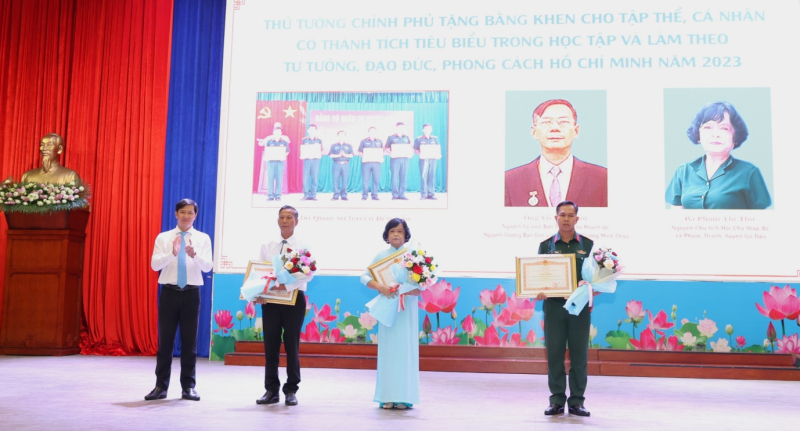 Học tập và làm theo tư tưởng, đạo đức, phong cách Hồ Chí Minh là việc làm thường xuyên, liên tục