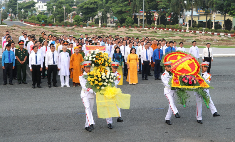 Đoàn đại biểu dự Đại hội Mặt trận Tổ quốc Việt Nam tỉnh lần thứ XI  dâng hương tưởng niệm các anh hùng liệt sĩ