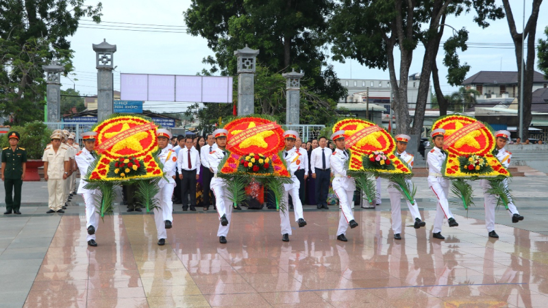 Lãnh đạo tỉnh Tây Ninh dâng hương viếng các anh hùng liệt sĩ