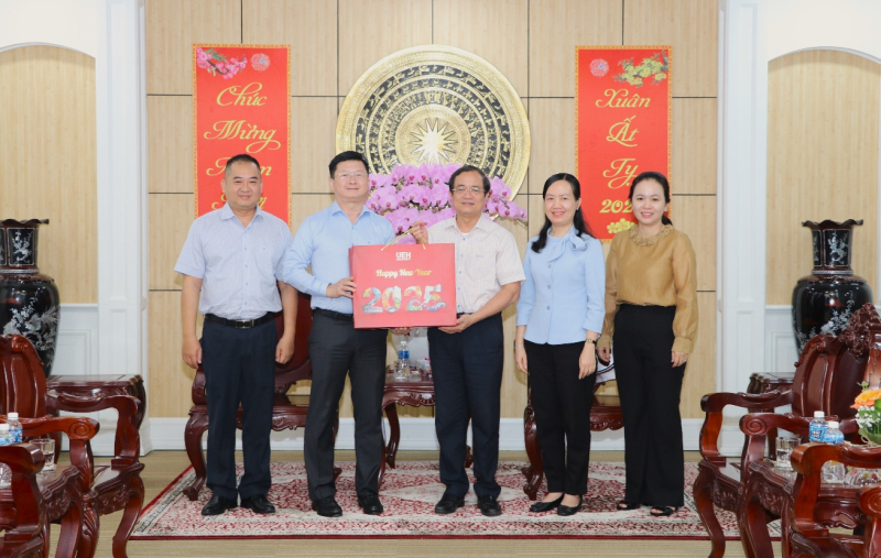 Đại học Kinh tế Thành phố Hồ Chí Minh chúc Tết lãnh đạo tỉnh Tây Ninh