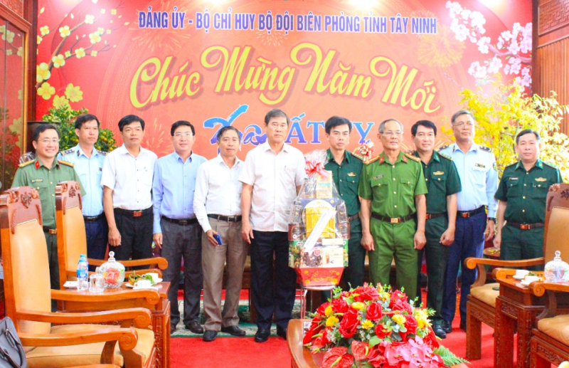 Lãnh đạo tỉnh thăm, chúc tết lực lượng làm nhiệm vụ chống buôn lậu, gian lận thương mại và hàng giả