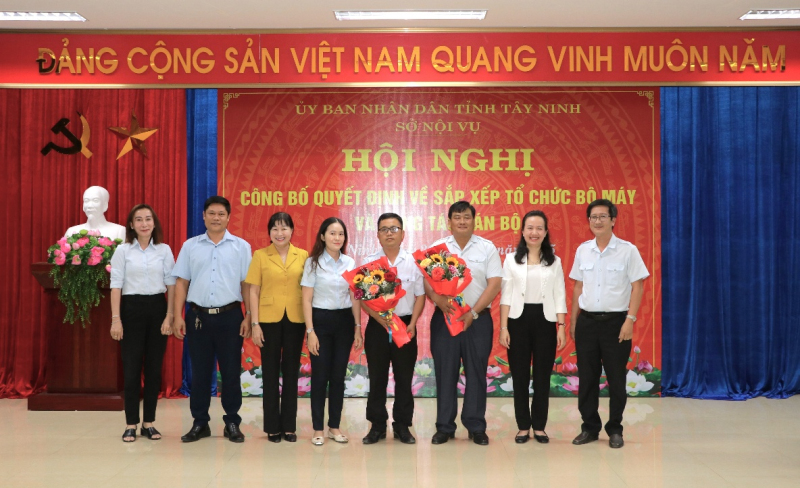 Sở Nội vụ tỉnh Tây Ninh công bố và trao quyết định sắp xếp tổ chức và công tác cán bộ