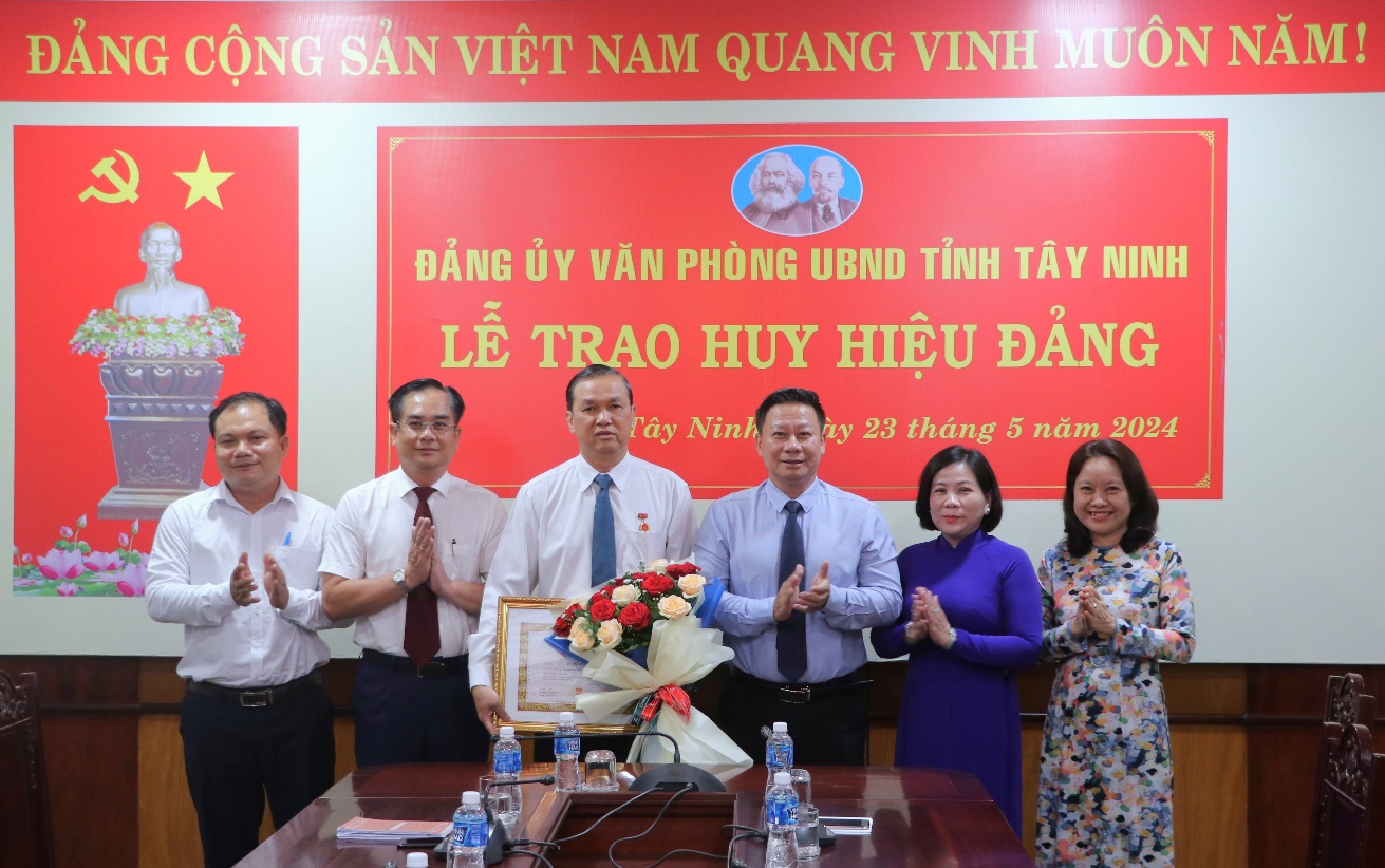 Đồng chí Dương Văn Thắng - Phó Chủ tịch UBND tỉnh nhận Huy hiệu 30 năm tuổi Đảng