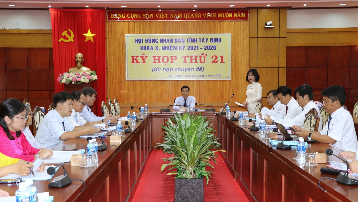 Đại biểu HĐND tỉnh thảo luận, đóng góp nhiều ý kiến về các dự thảo nghị quyết